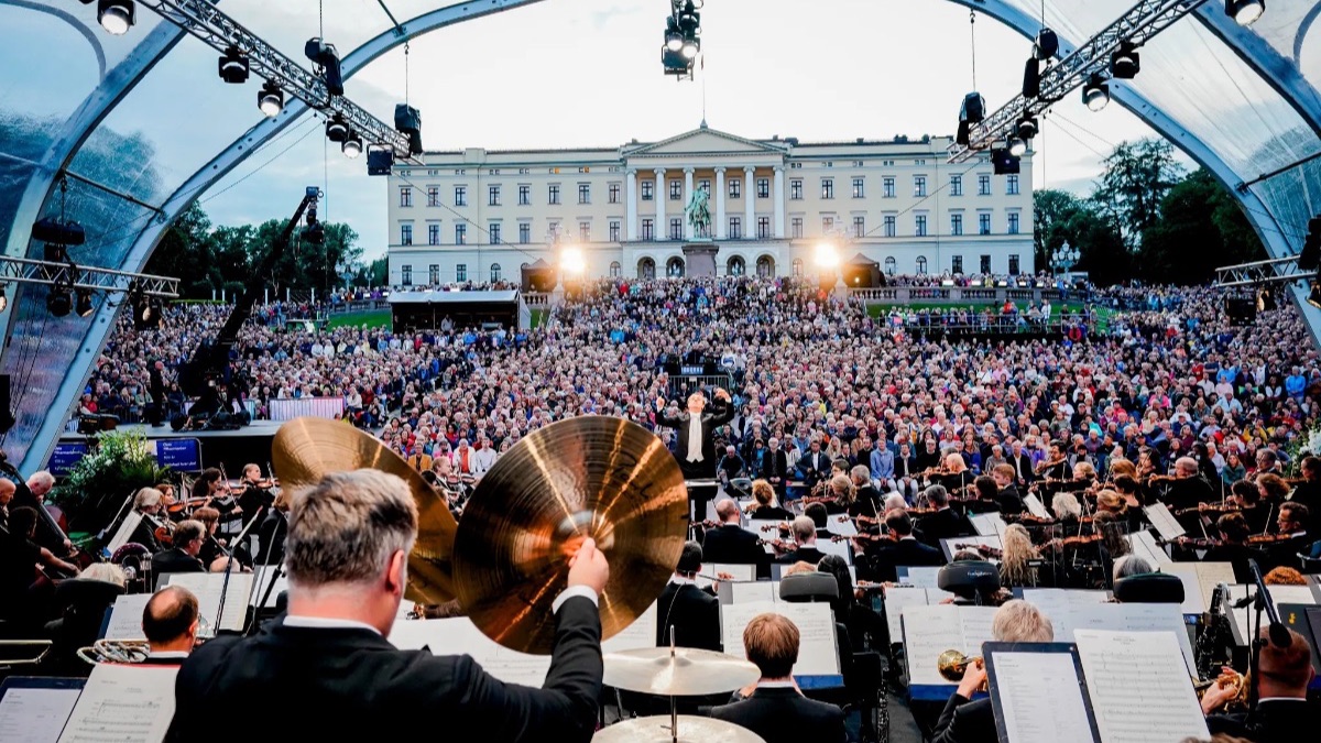 Folkefest på slottsplassen (søndag 18. august)